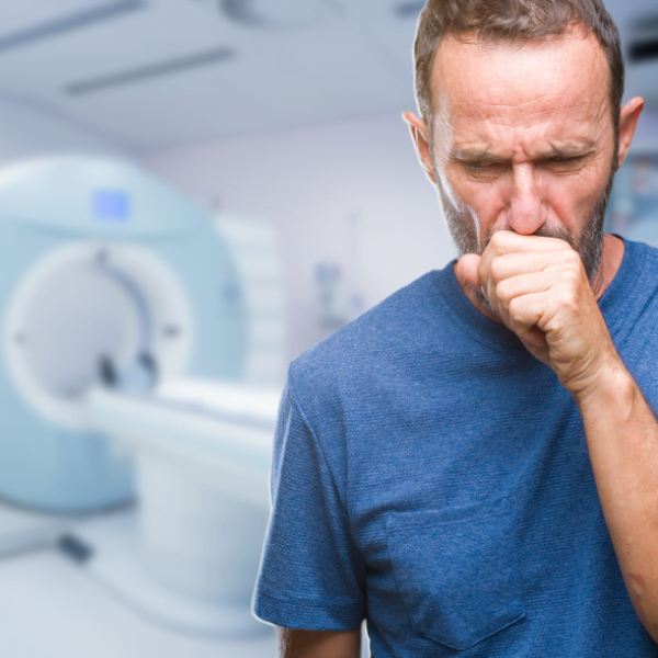 Homem tossindo COVID19